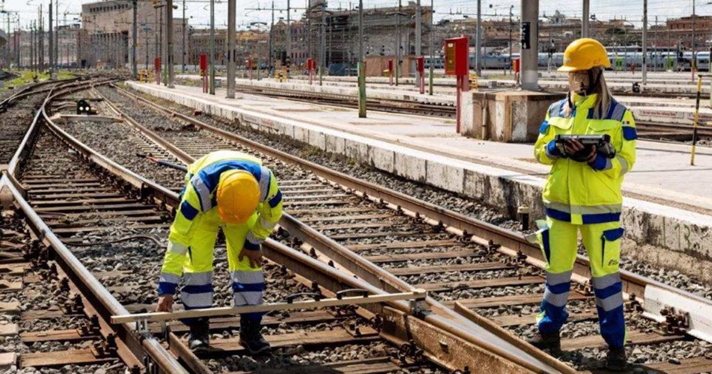 Due tecnici RFI al lavoro (repertorio)