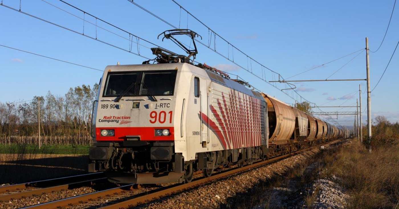 Un convoglio ferroviario merci di Rail Traction Company (repertorio)