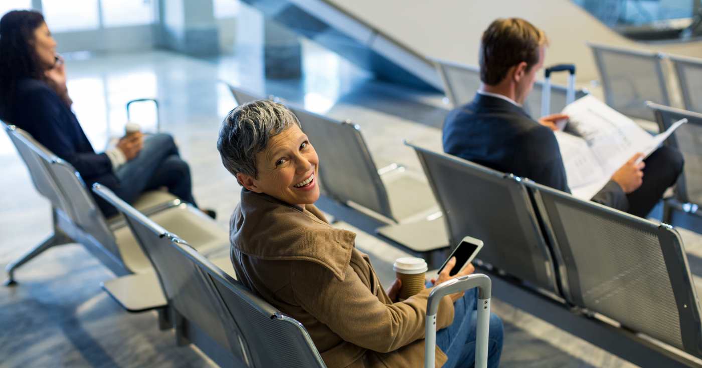 Una passeggera in attesa di un assistente in aeroporto (repertorio)