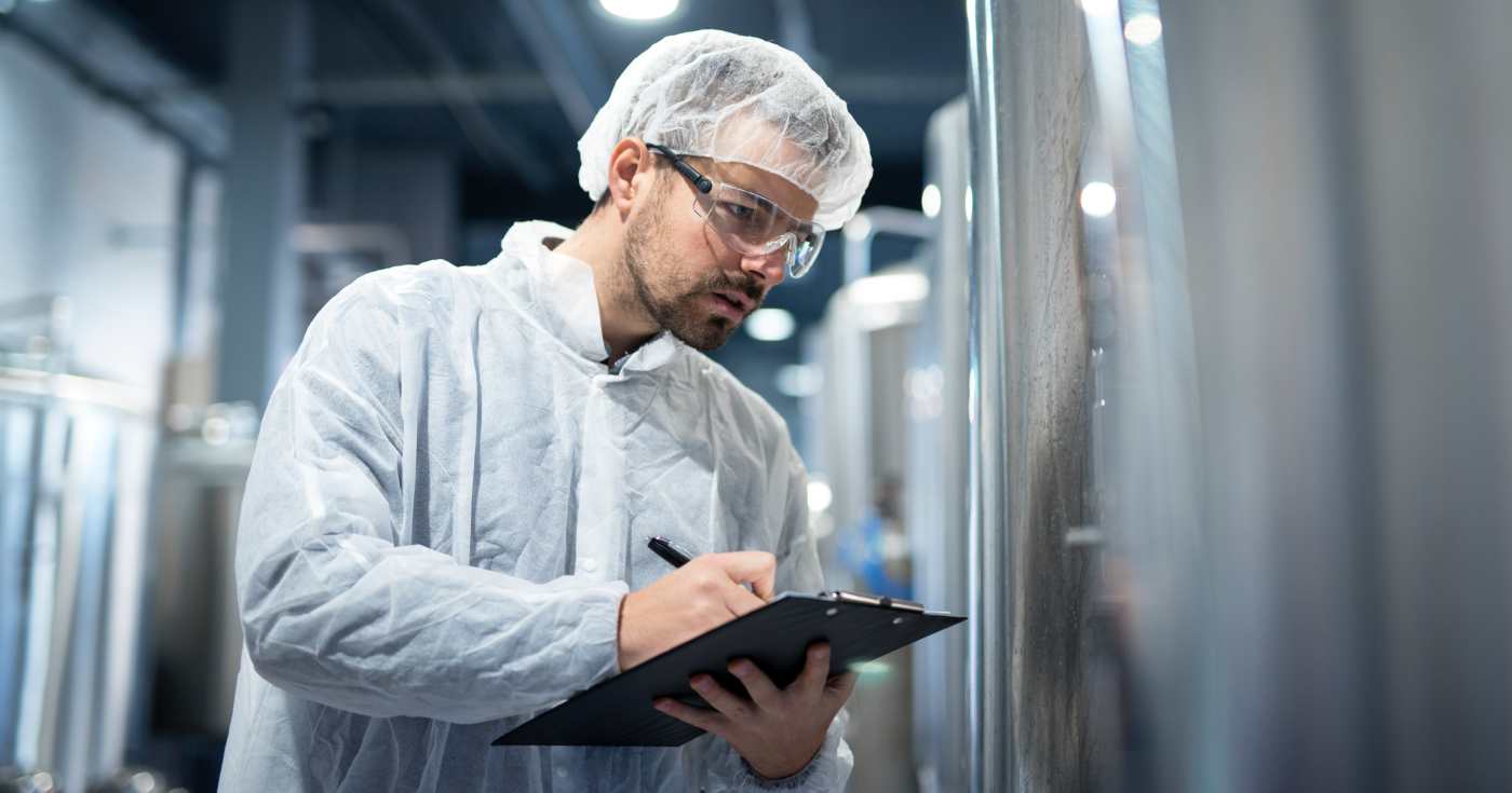 Un tecnico di produzione alimentare (repertorio)