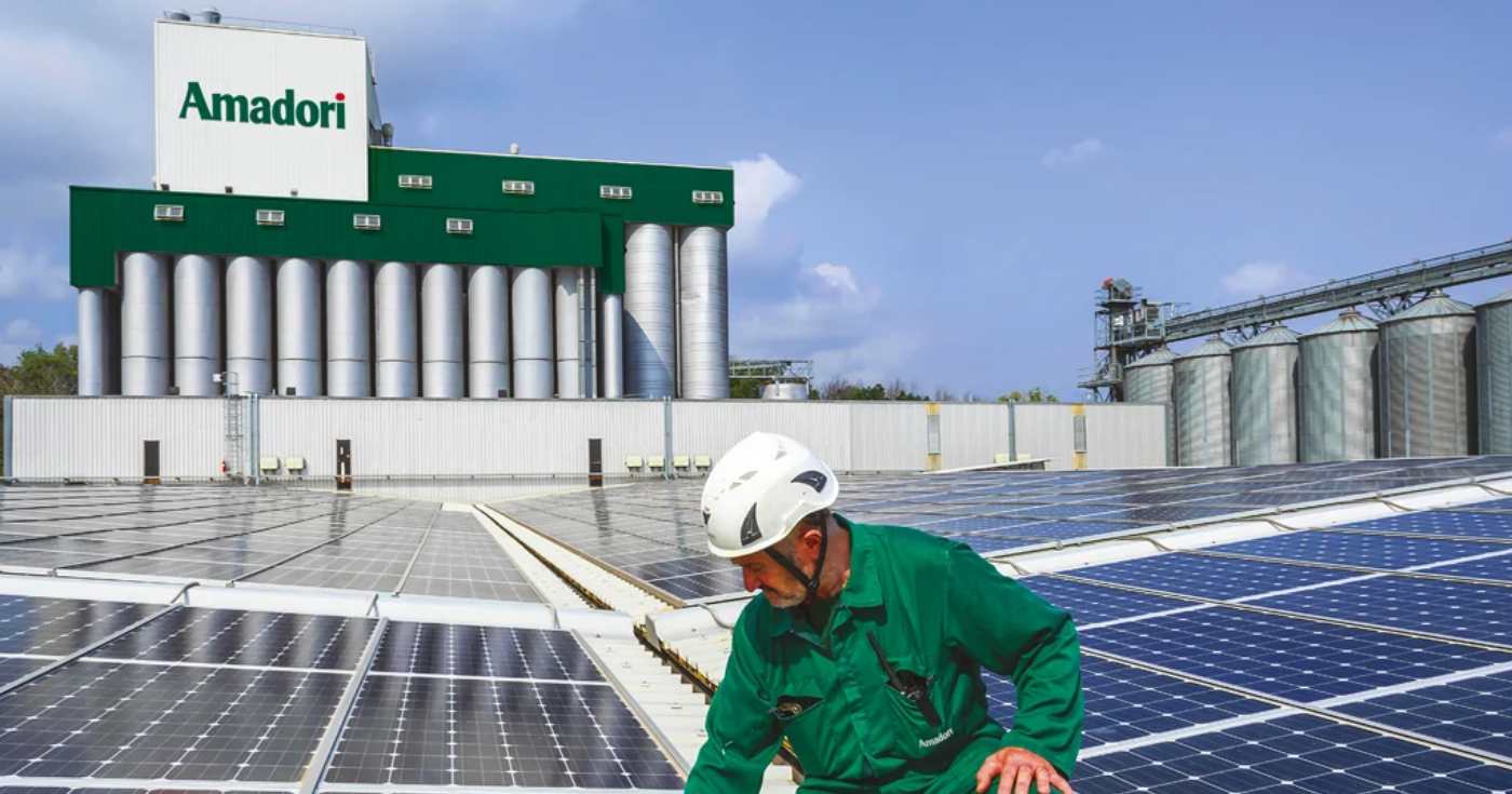 Un tecnico al lavoro sul tetto di uno stabilimento Amadori (repertorio)