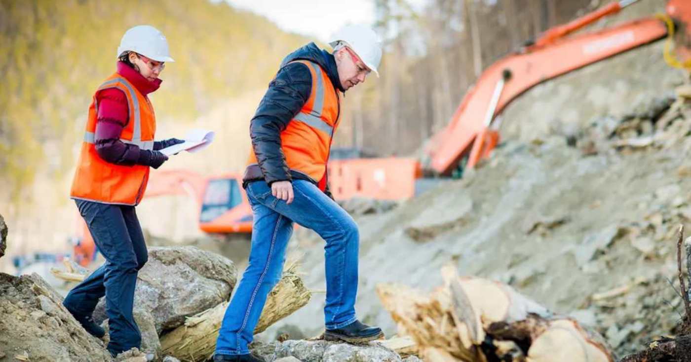 Due tecnici ispezionano un cantiere stradale (repertorio)