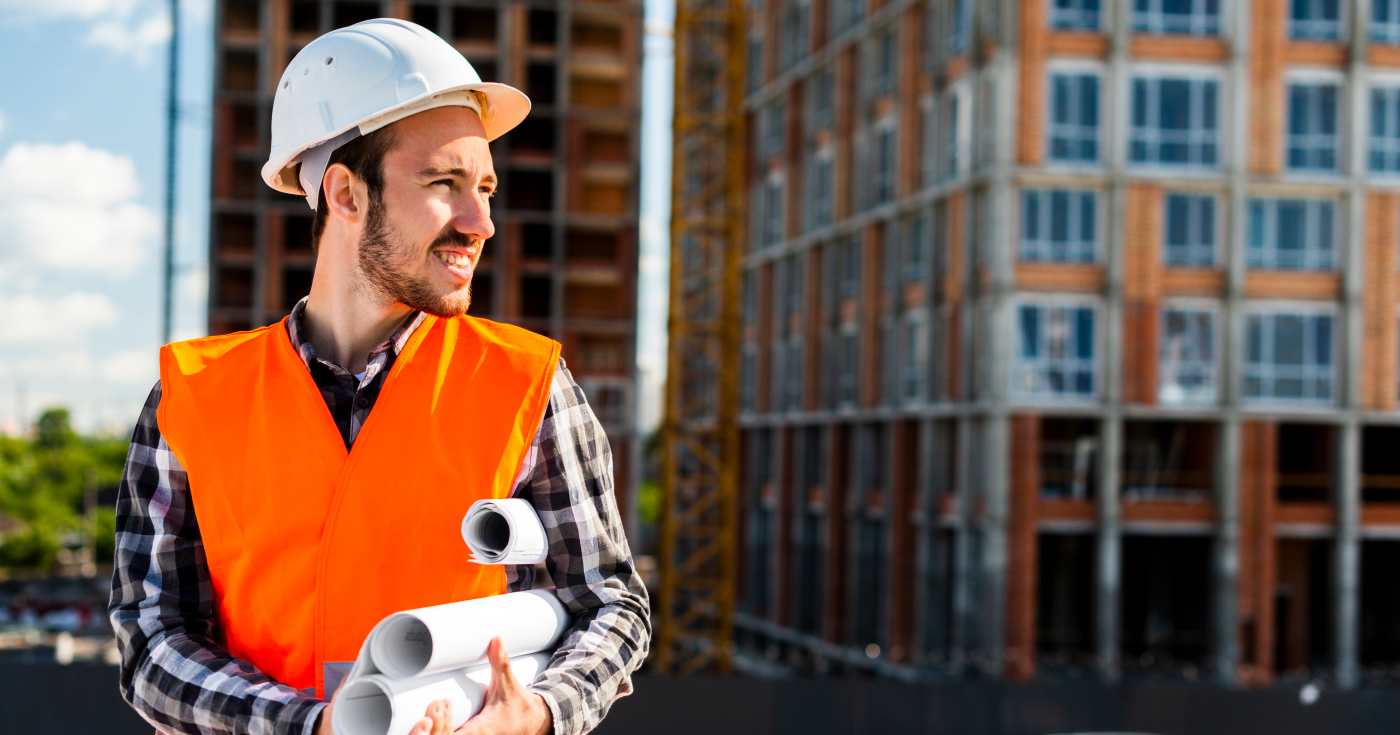 Un direttore dei lavori in un cantiere stradale (repertorio)