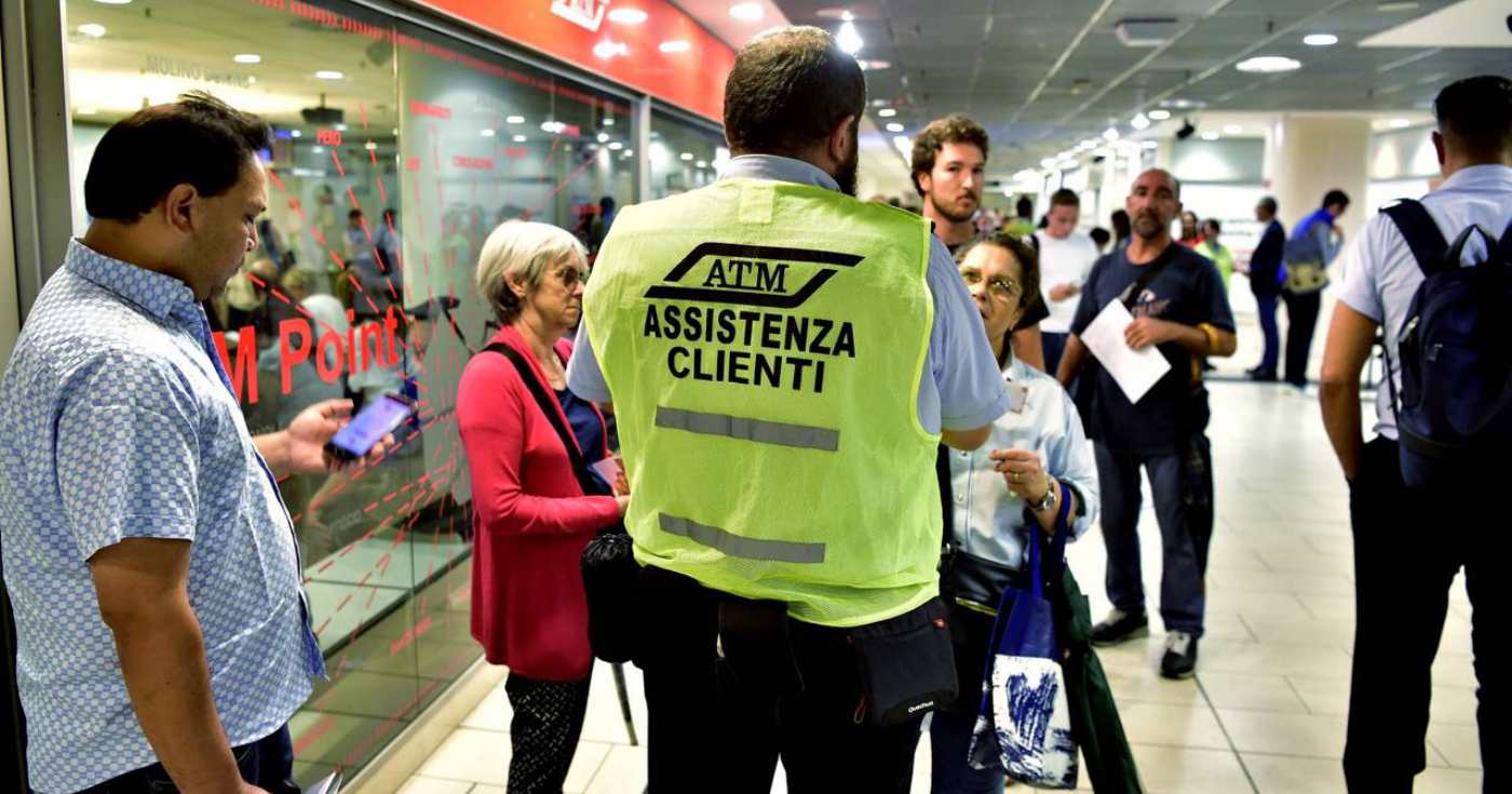 Un addetto all'assistenza clienti ATM (repertorio)