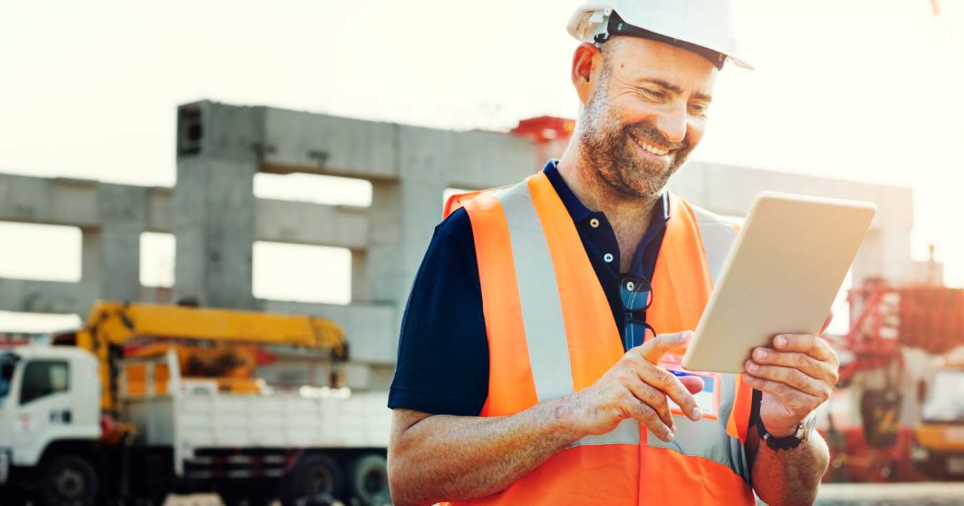 Un tecnico al lavoro nel cantiere di un'autostrade in costruzione