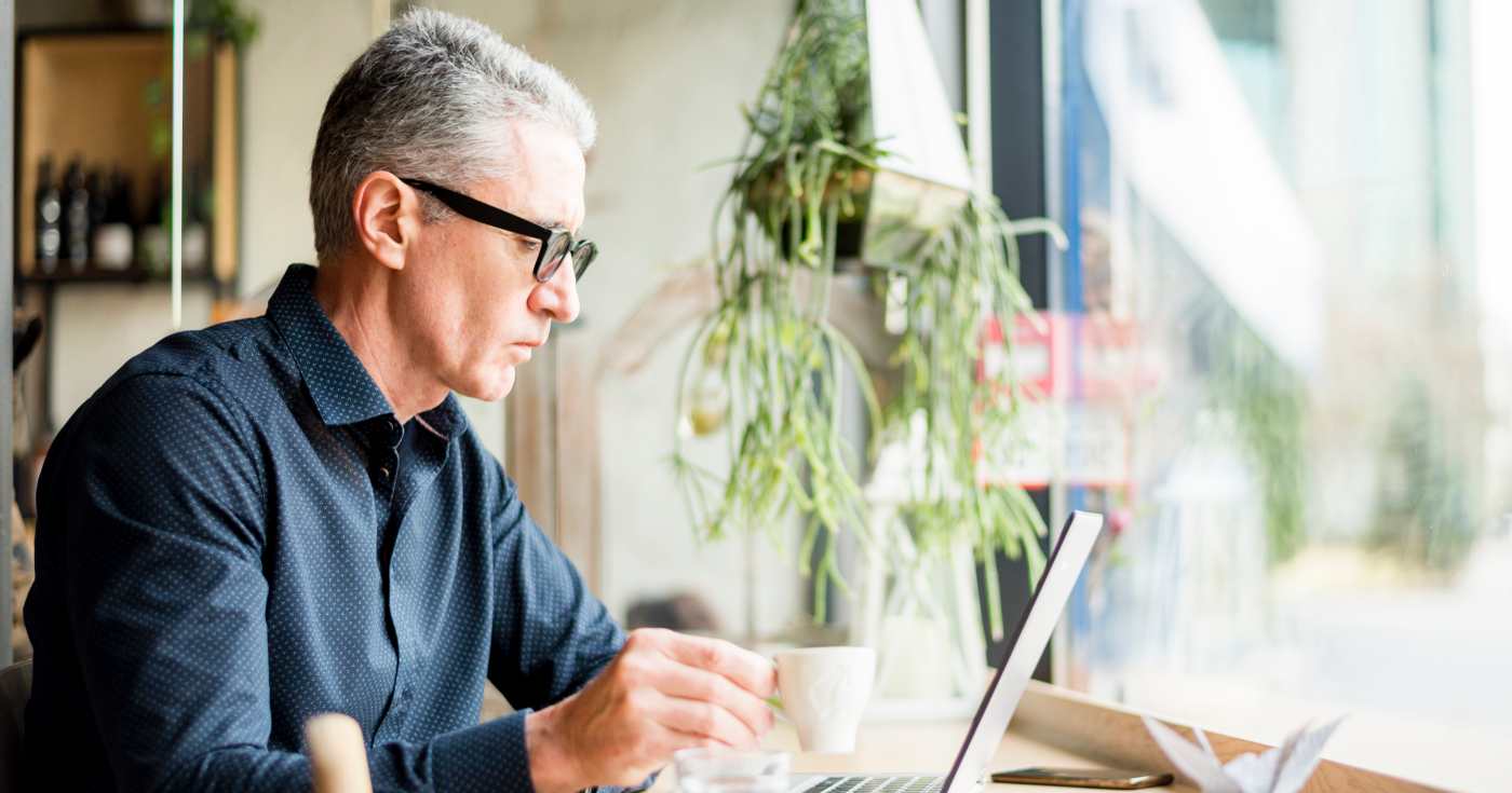 Un lavoratore consulta le novità in materia previdenziale (repertorio) Un lavoratore consulta le novità in materia previdenziale (repertorio)