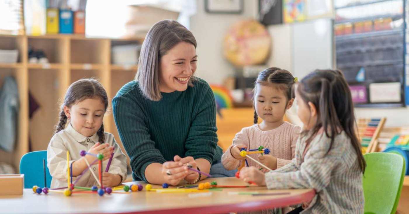 Una insegnante di scuola d'infanzia (repertorio)