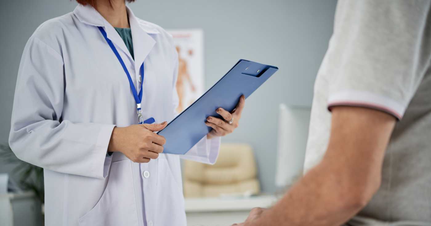 Un lavoratore ad una visita medica di controllo (repertorio)