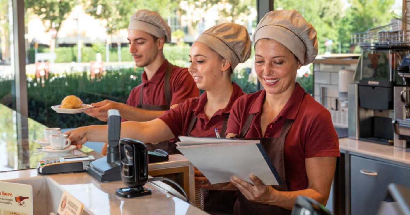 Alcuni addetti di un locale Dispensa Emilia al lavoro (repertorio)