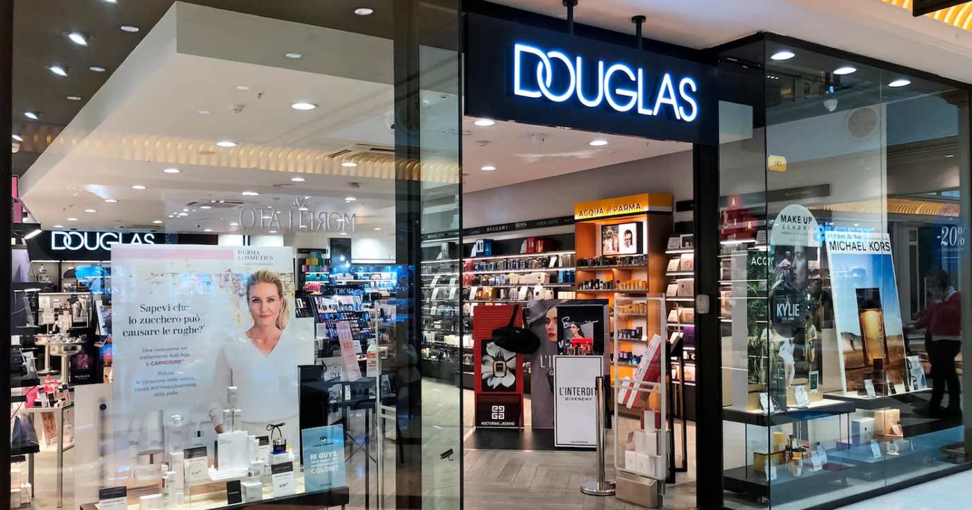 Un negozio Douglas in un centro commerciale italiano