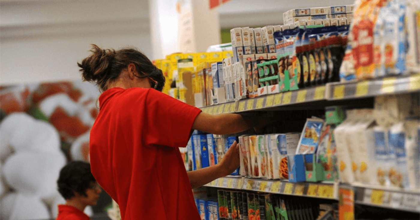 Addetti di un punto vendita Dpiù (repertorio)