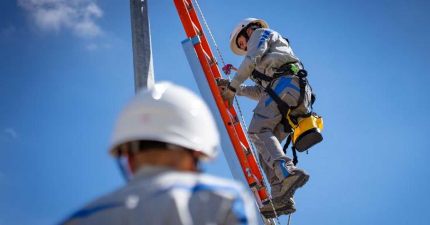 Due tecnici Enel al lavoro (repertorio)