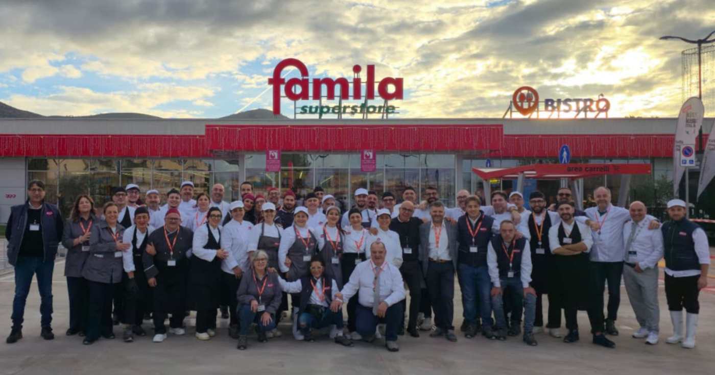 Un punto vendita Famila e il suo staff (repertorio)