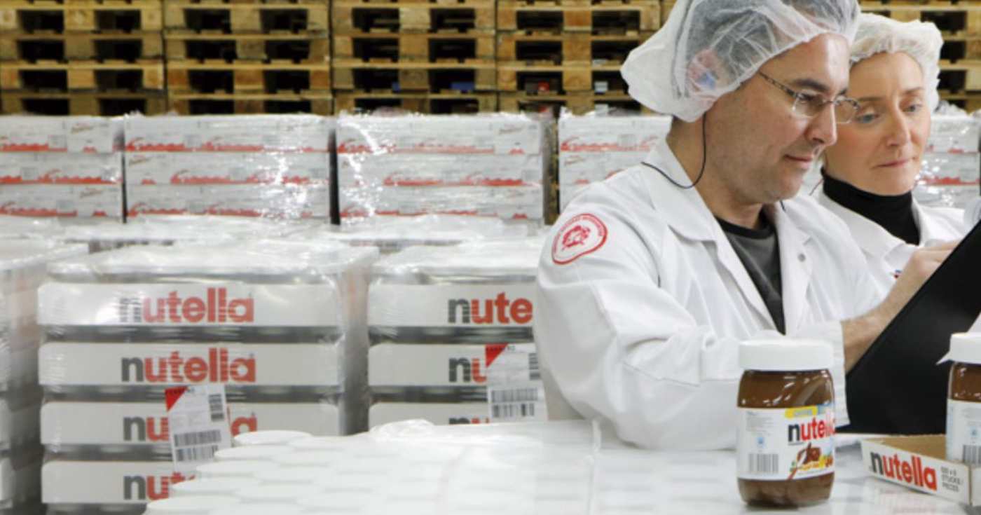 Operai ed operaie Ferrero al lavoro (repertorio)