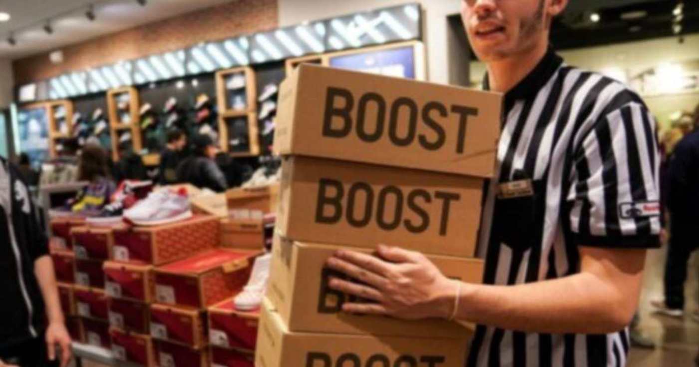 Un addetto di un punto vendita Foot Locker (repertorio)