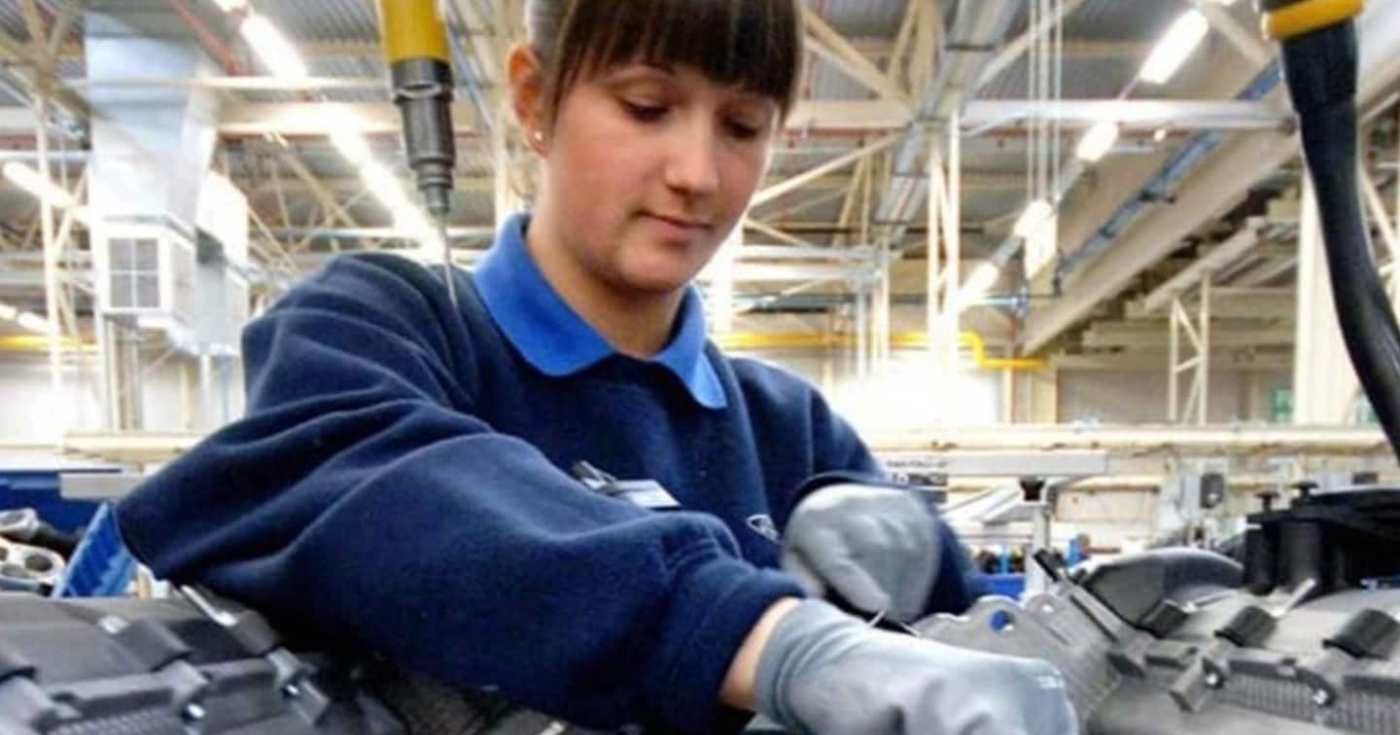 Una giovane tecnica meccanica Ford (repertorio)