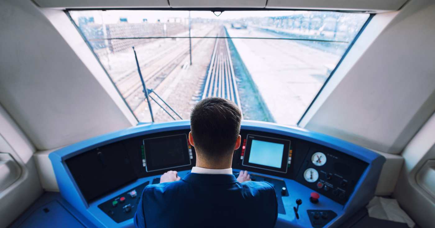 Un macchinista di treno alla sua prima conduzione (repertorio)