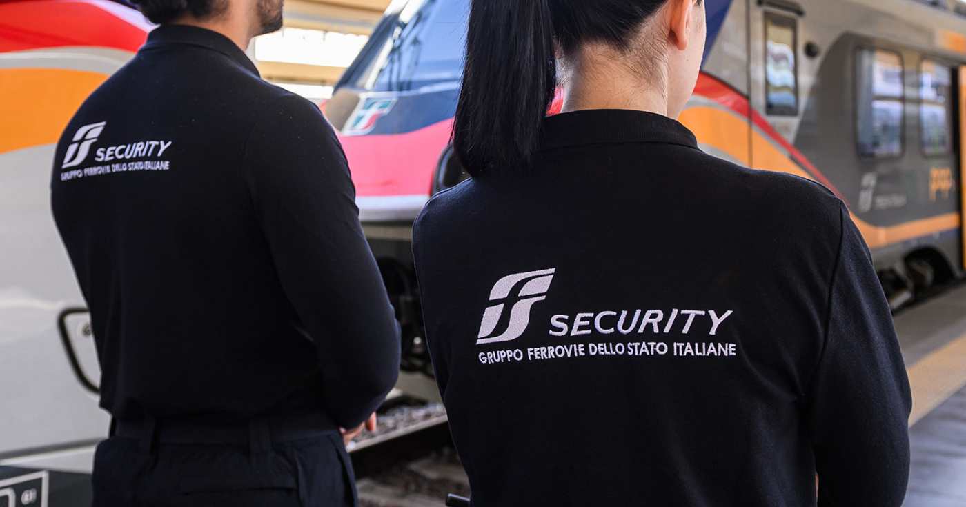 Due operatori della sicurezza di FS Security (repertorio)