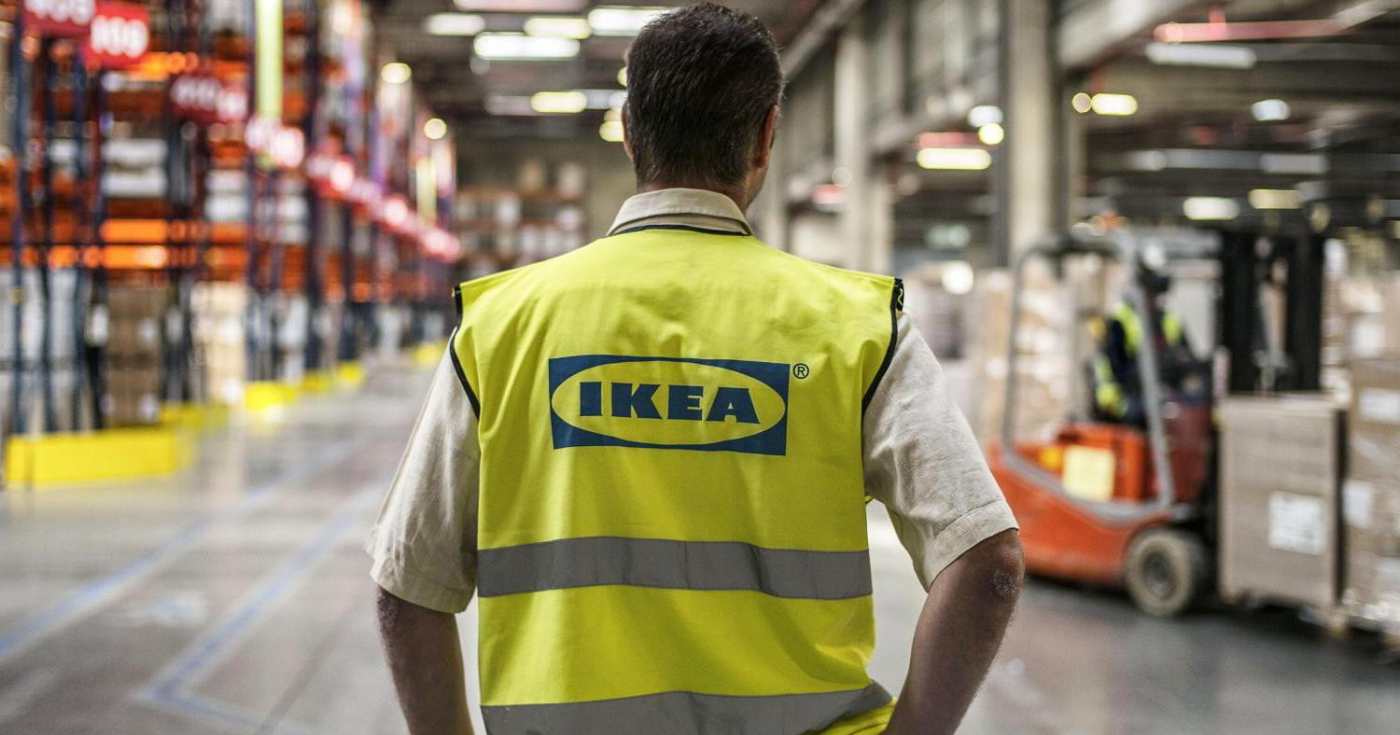 Un addetto alla logistica IKEA (repertorio)