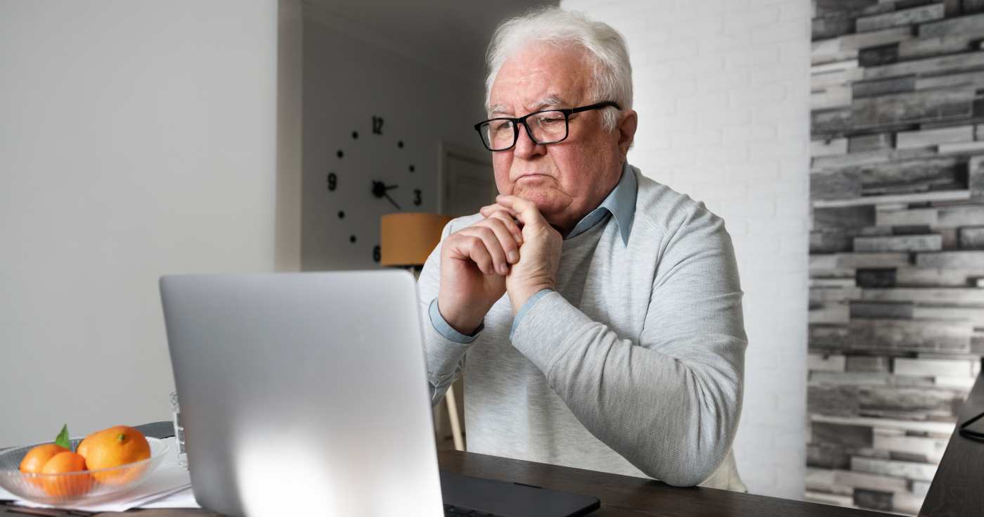 Un pensionato consulta il sito web dell'Inps (repertorio)