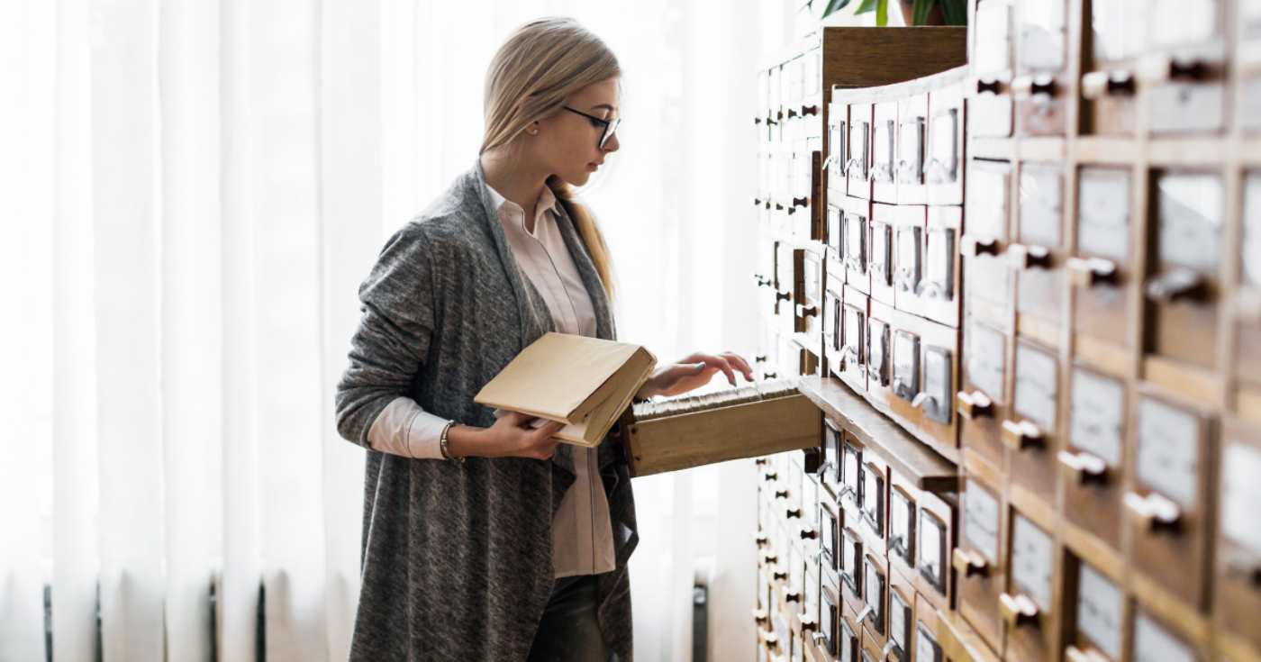 Un'archivista al lavoro (repertorio)