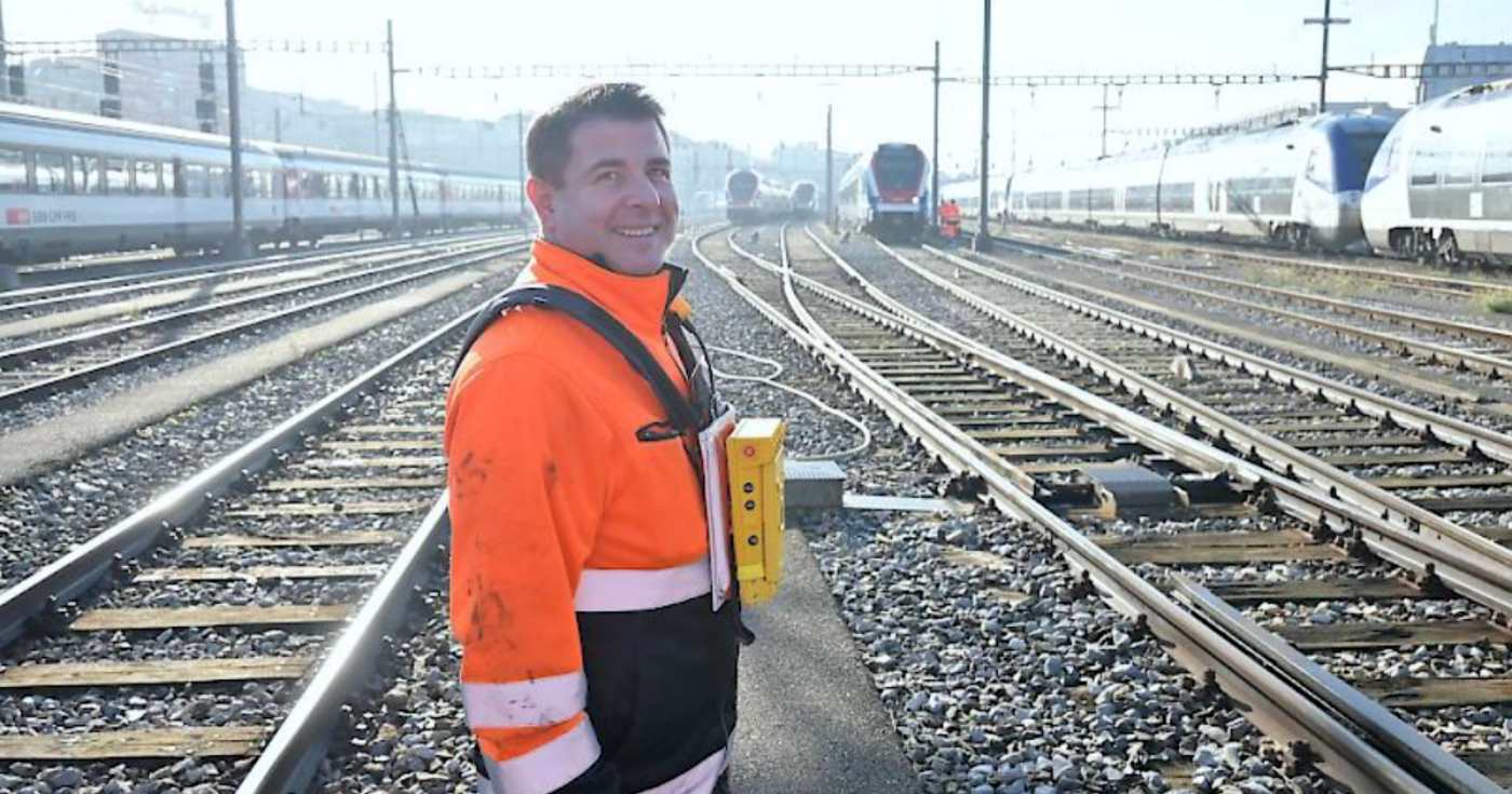 Un manovratore ferroviario al lavoro (repertorio)