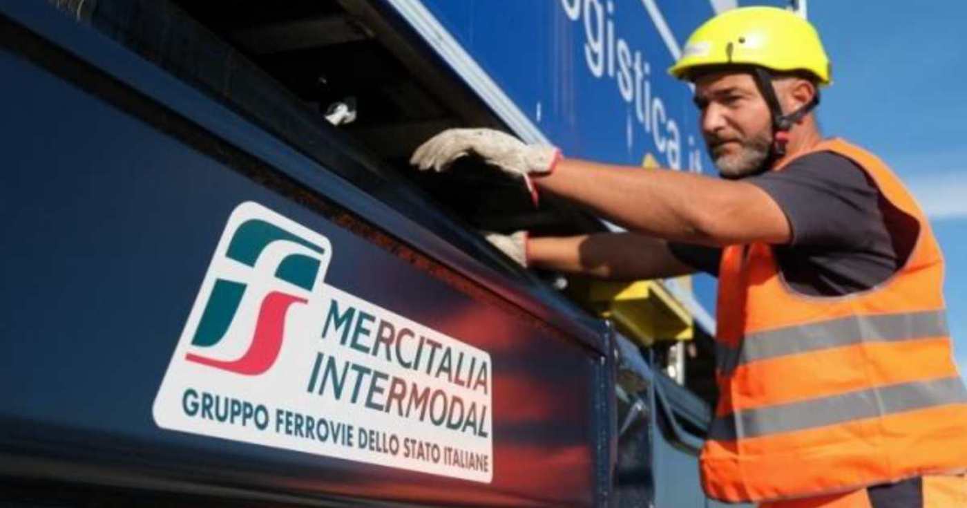 Un addetto alla logistica Mercitalia (repertorio)