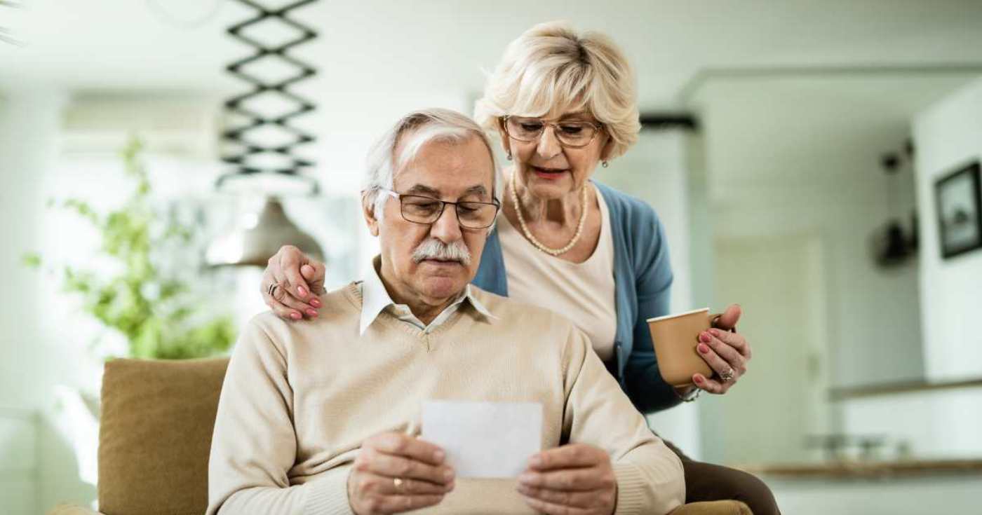 Due pensionati leggono una comunicazione Inps (repertorio) Due pensionati leggono una comunicazione Inps (repertorio)