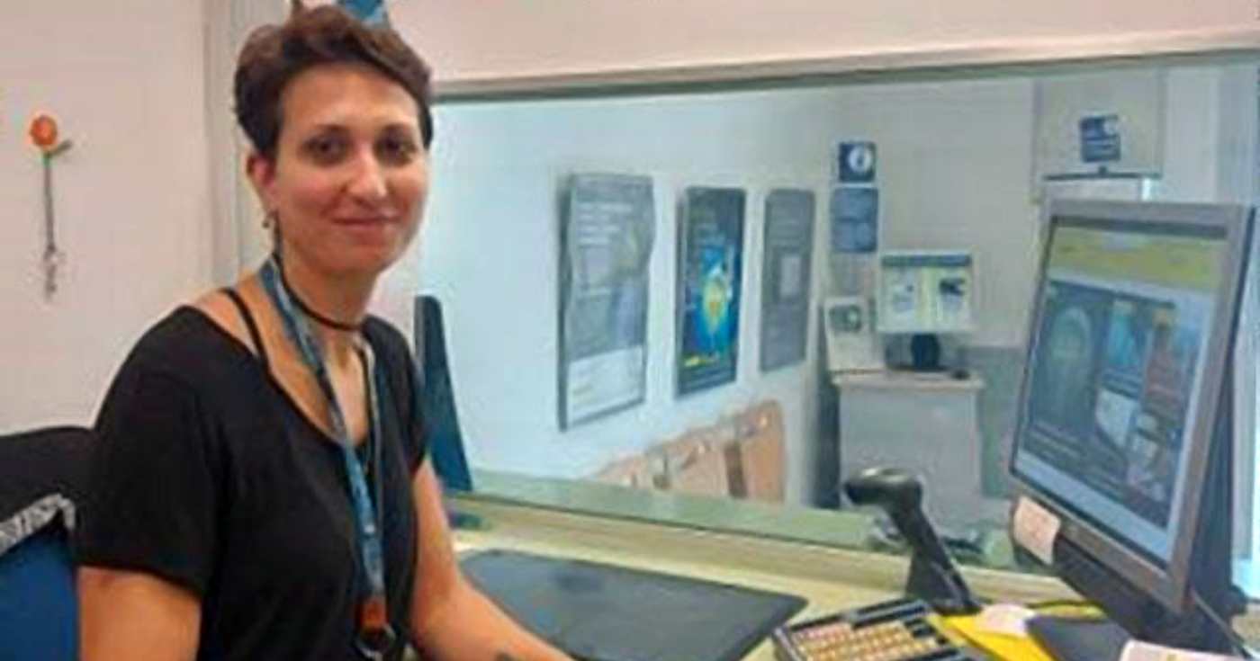 Un'operatrice di sportello di Poste Italiane (repertorio)