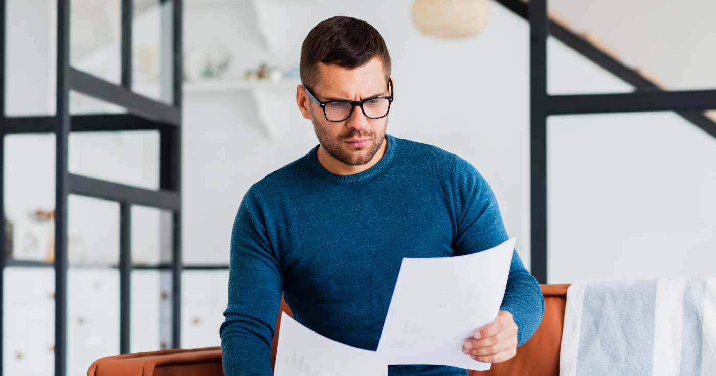 Un lavoratore legge una comunicazione della sua azienda (repertorio)