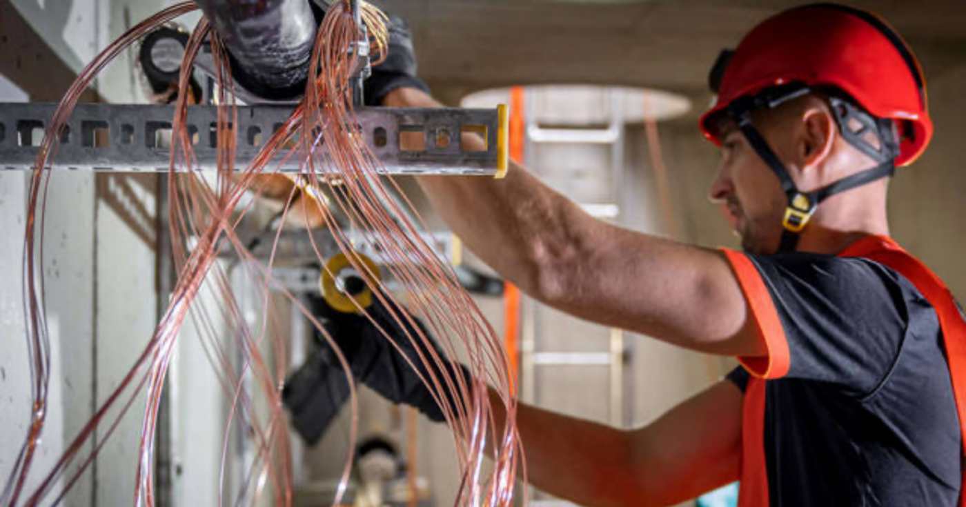 Un tecnico al lavoro su una rete elettrica (repertorio)