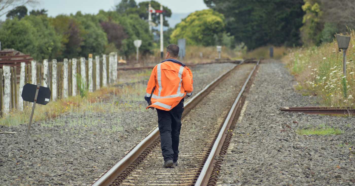 Un manutentore ferroviario (repertorio)