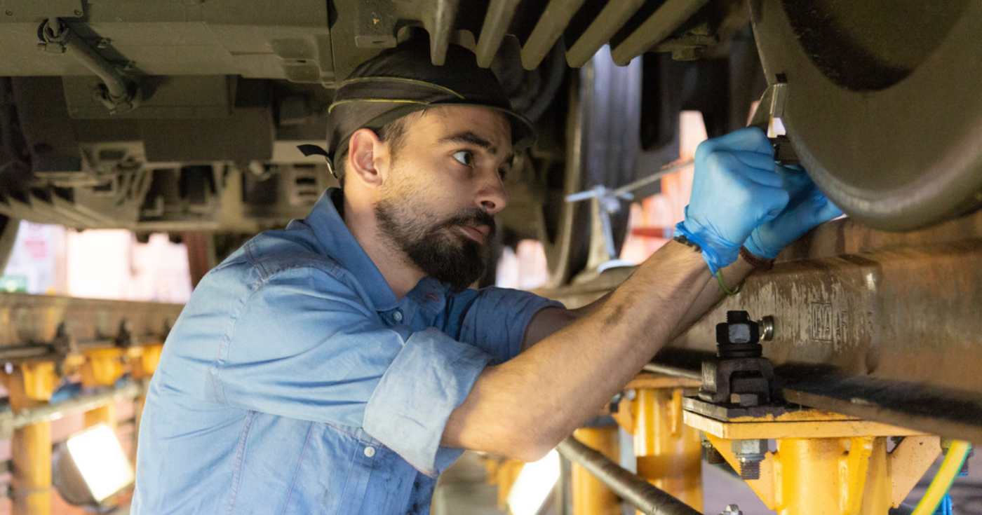 Un manutentore Trenord