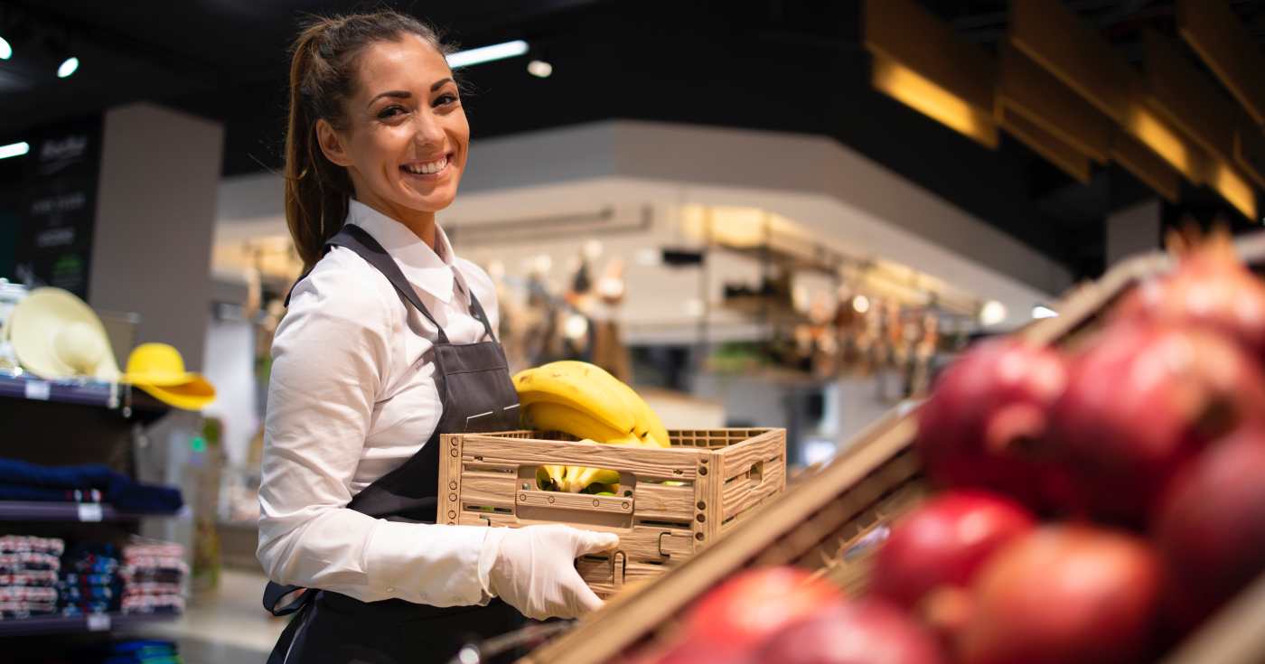 Un'addetta di reparto in un supermercato (repertorio)