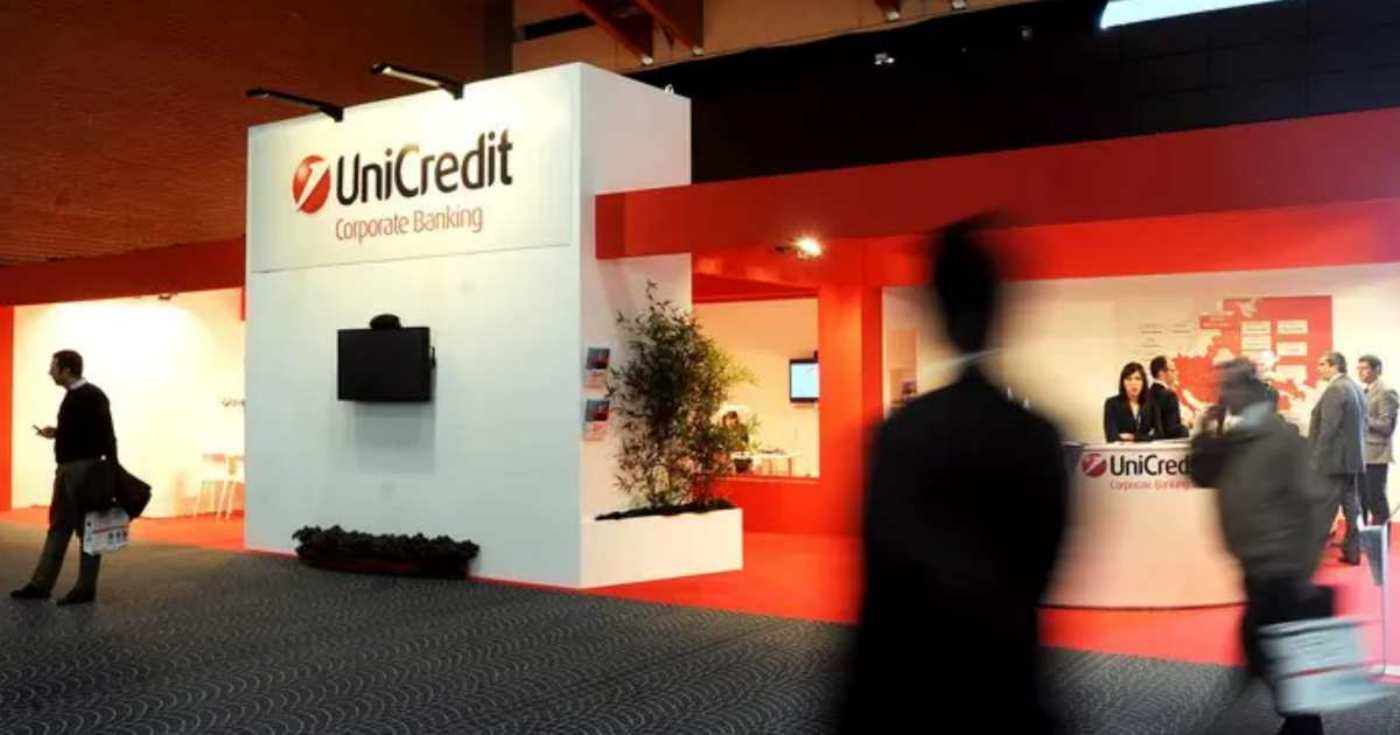 L'ingresso di una sede italiana del gruppo UniCredit (repertorio)