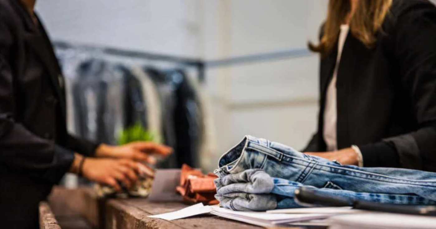 Due addetti alla vendita in un negozio di moda (repertorio)